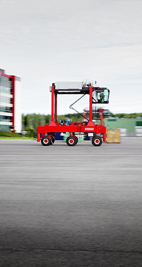Industry leader Kalmar is the industry leader in terminal automation and eco-efficient cargo handling MEUR LTM** Orders received 1,662 Order book 926 Sales 1,680 Operating profit* 138.