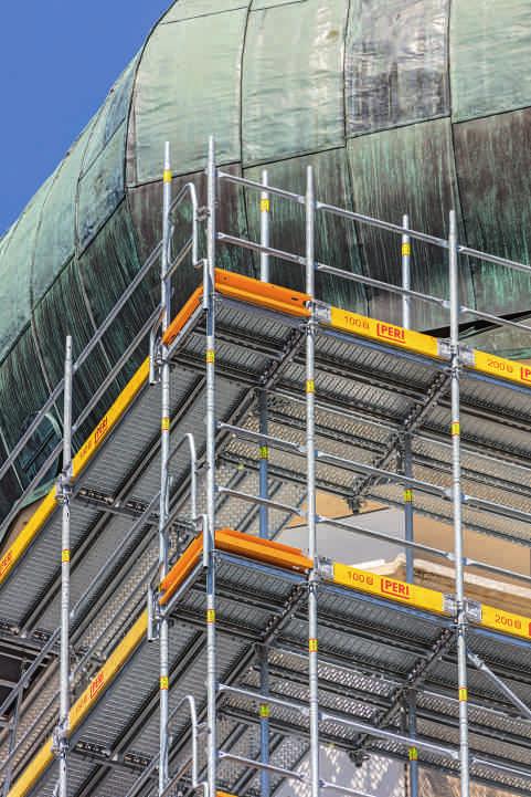Through the integrated scaffold nodes on the Easy Frame, PERI UP Easy can be combined with PERI UP Flex Modular Scaffolding.
