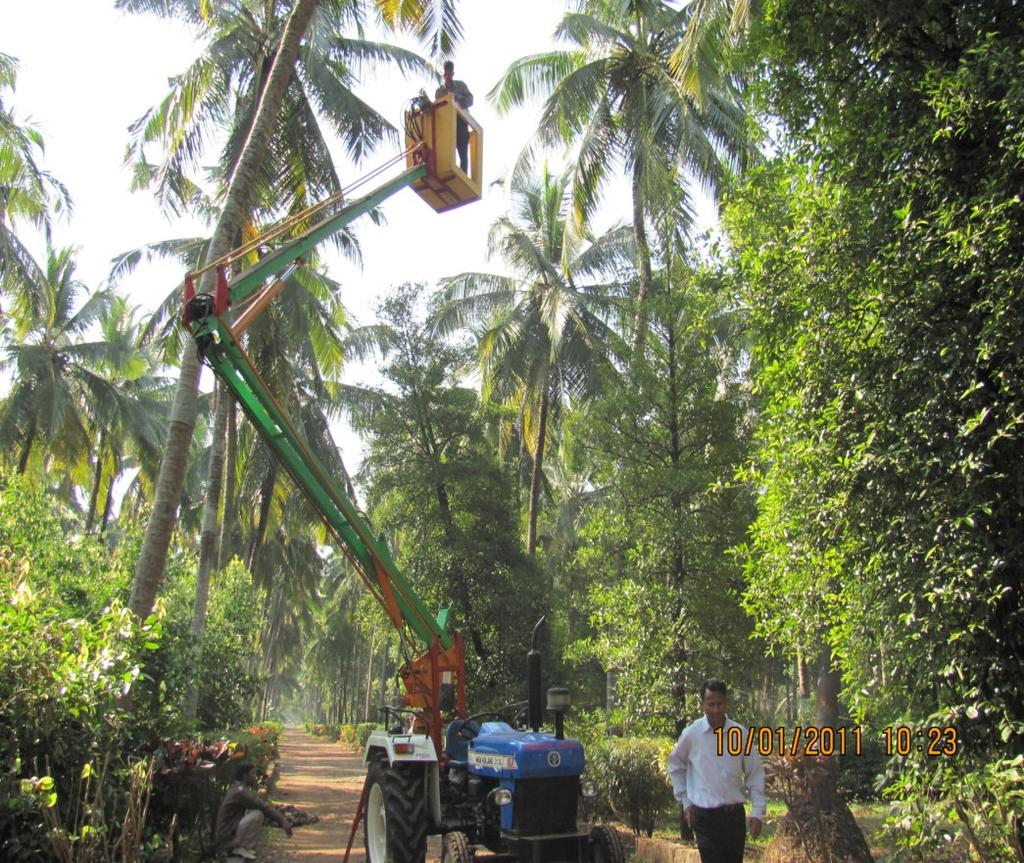 New Machines developed by DBSKKV Dapoli Tractor drawn Hydraulic Elevator Capacity: 90 to 100 coconut trees/day The lifting time and lowering time