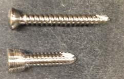 Figure 11: A visualization of the difference between locking head screws (bottom) and traditional smooth head screws (top).