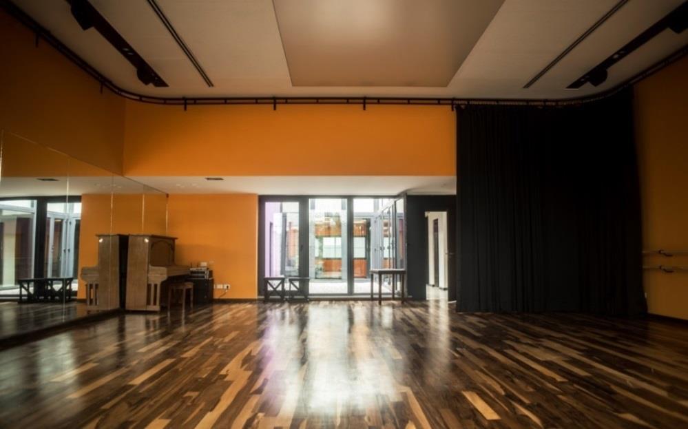 Behind the theatre stage, the ground floor courtyard is located, visual and functionally connected with the theatre room.