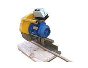Feeding of the saw unit is carried out manually. The machine is able to cut out a small profile board quickly and easily.