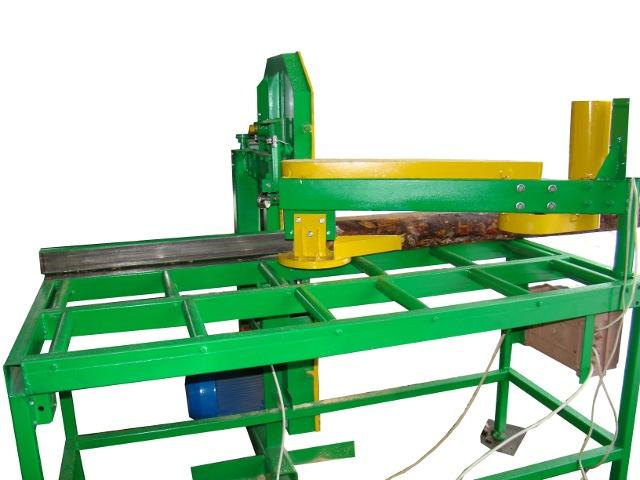 for straight-line sawing squared beams and boards on workpieces.