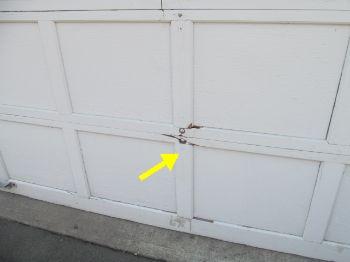 and loose electrical box Garage doors & opener Type of door: Automatic door opener present Manually