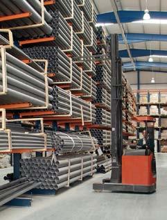 Heavy duty cantilever racking, for heavy loads manoeuvred by both automatic or