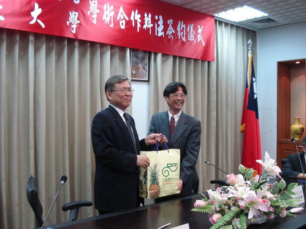 B. Cooperative Research Centers & NHRI cooperates and collaborates with more than 20 leading universities / research institutes Photo taken at National Chung Cheng