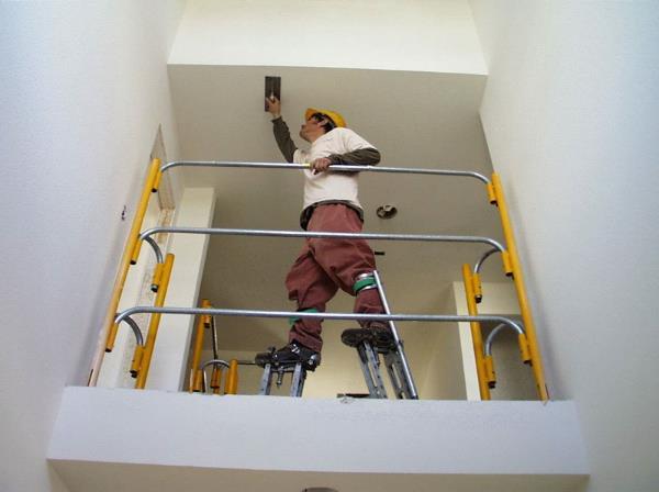 Guardrail Uses in Residential Construction Protect Elevated Workers When workers are using