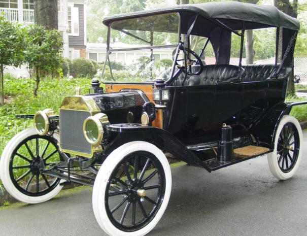 .. Model T ~ 1900: Ford designed and manufactured every Model T component in house ~ 2000: Ford s EcoSystem partners