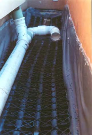 This had to be glued to the planter wall and sealed with silicone. On the membrane, a drainage tile was installed to create a flow space for the water.