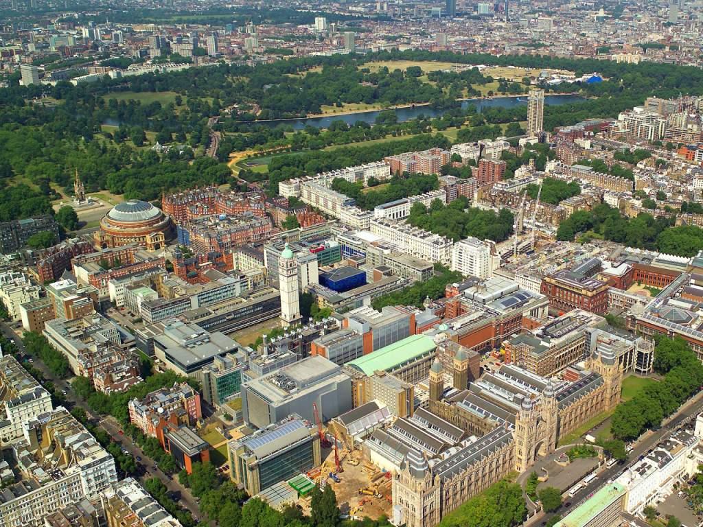 Introduction to Imperial College London 3,300 academic and research staff 3,100 support staff 2,000 honorary staff 1,000 academic visitors and visiting researchers 13,000 students: 8,300