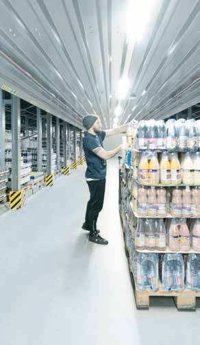 SCHÄFER CASE PICKING Netto: Semi-automated distribution center SSI SCHAEFER implemented a 20,000 m 2 semi-automated distribution center for dry goods products in Wustermark near Berlin for the Danish