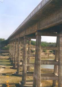 (e) Rudramata bridge is functional without any repair (f) Rudramata bridge, Bhuj (cracking of road and settlement of approach