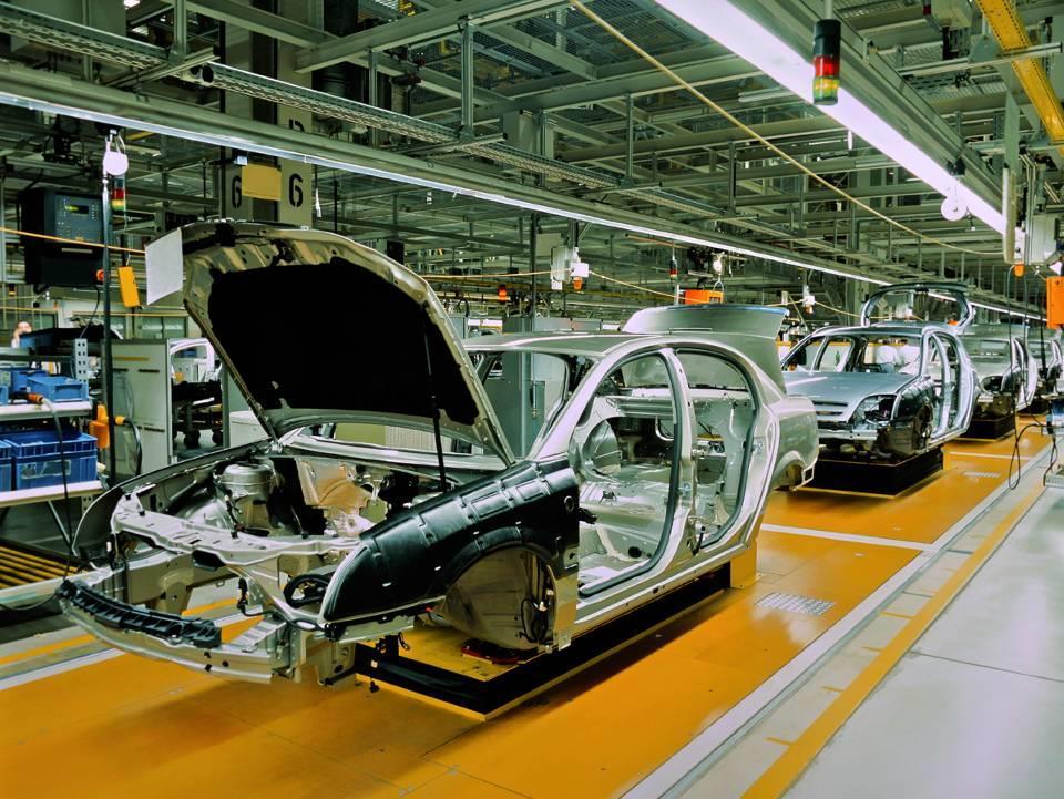 Automotive manufacturer to build out global data warehouse Need Consolidate existing DW projects globally Deliver real-time operational reporting Gain new insights across all data sources Need to