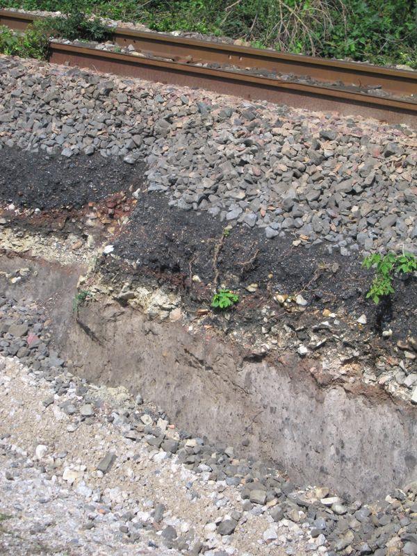 Conventional railway substructures Were initially built with ballast and sub-grade without separation layer Complex substructure : The interlayer was created mainly by naturally mixing ballast