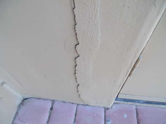 Stucco cracks on