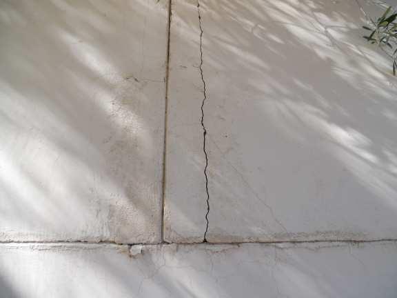 Stucco cracks on