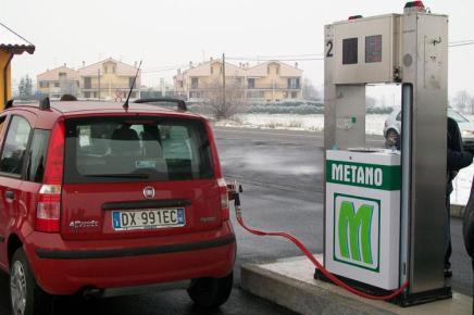 Italy: Opening the door to biomethane Actual CNG stations and NGVs situation Highest number of NGVs in Europe Low number but still increasing of filling stations if compared to the number of NGVs