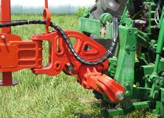 Double hinge of hitch gives great maneuverability in narrow spaces, to make easier turning at the edge of the field and for safe road