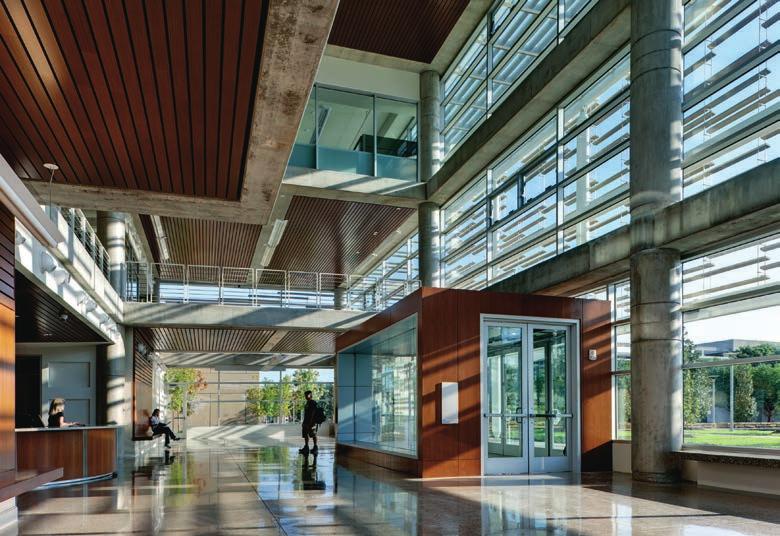CASE STUDY UNIVERSITY OF TEXAS AT DALLAS STUDENT SERVICES BUILDING Design Strategies for Hot Climates The south and east façades consist of a curtain wall and a series of terra-cotta horizontal