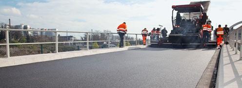 On this project, a pre-compaction between 50 and 70% was achieved. The setting of the tamper was adjusted to suit the layer thickness and the pave speed.