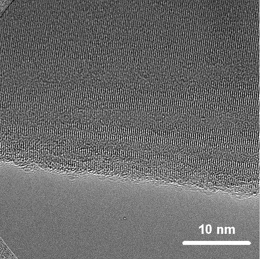110 Figure 4.2. TEM image of a Au-catalyzed, SiCl4-grown, nanowire. 11 The scale bar is 10 nm.