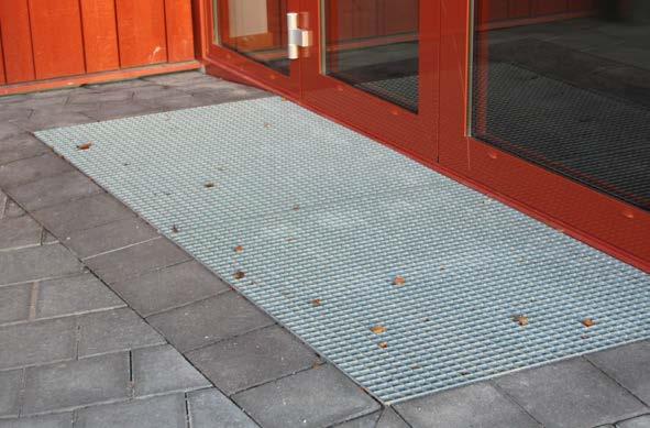 The entrance grating is constructed from flat bars running in both directions and provided with