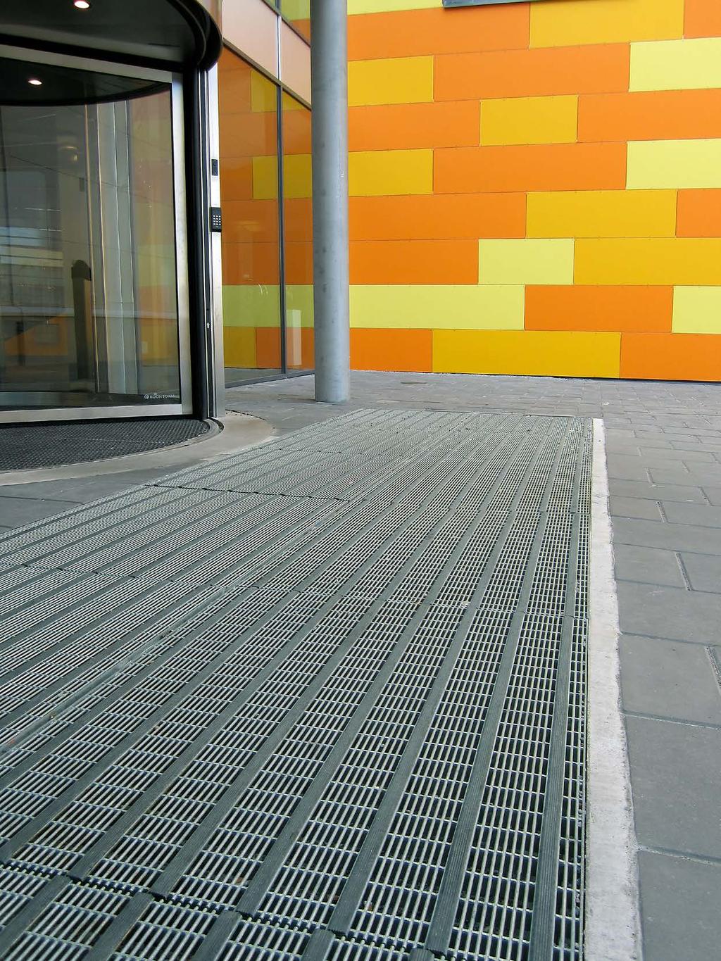 Entrance grating type AR1 Free spanning entrance grating in hot dip galvanised steel. Suitable in all entrances where you want an almost self-servicing, dirt collection function in a deeper recess.