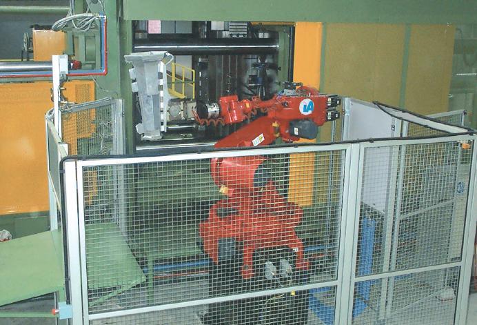 This robot cell, which can easily handle extremely hot workpieces, can simultaneously interlink with several machines in
