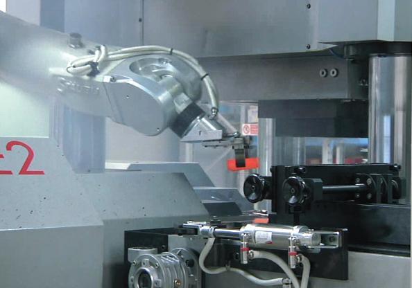 This robot cell can handle the workpieces while they are extremely hot and can interlink with various machines simultaneously if so required