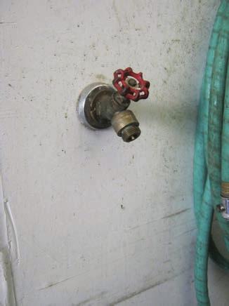 Rinsing Empty Pesticide Containers/Application Equipment Only Hose Connection Vacuum Breaker: Attach this breaker on the discharge