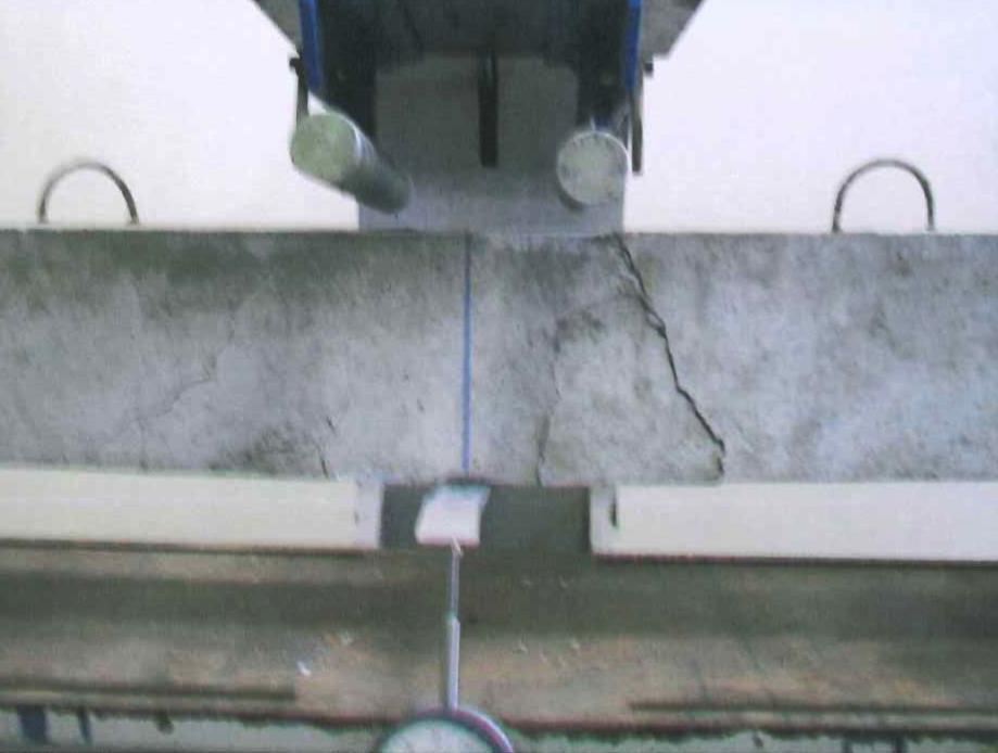 in a test at ACES (Arab Center for Engineering Studies) laboratories in UAE test four concrete slabs of identical dimensions (1,100 x 1,50 x 150 mm), were tested in a four point bending test (bending