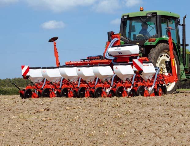 The PLANTER 3 TI is available with six rows and spacings from 45 to 80 cm, in order to meet the demand of growers of sugar beet, maize or rape.