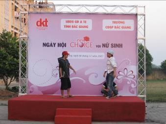 Backdrop for the NewChoice festival Many female students in Hoa Lu University participated a game in NewChoice festival Focal provincial and national TV: DKT filmed a TV show A new day for community
