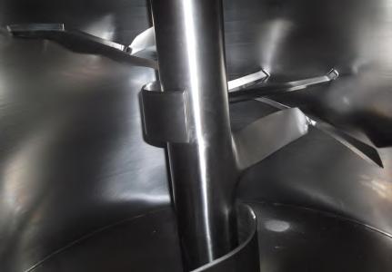 The mix is at the outer ends of the mixing chamber conveyed upwardly to, from there in the center of the container again into a downward flow.