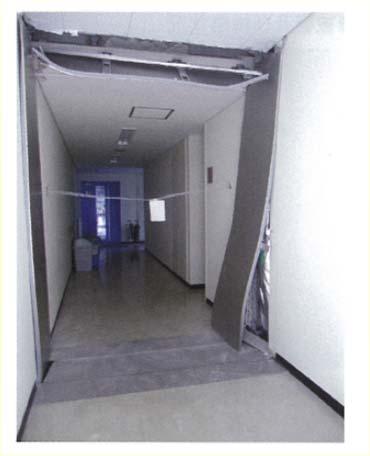 4 Chapter 4 Doors and Windows Seismic damage Case 2 Type of damages : Falling of EXP.