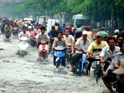 THE INTEGRATED STRATEGY FOR URBAN FLOOD MANAGEMENT TO ADAPT WITH CLIMATE CHANGES IN HO CHI MINH CITY Ho Long Phi Vietnam