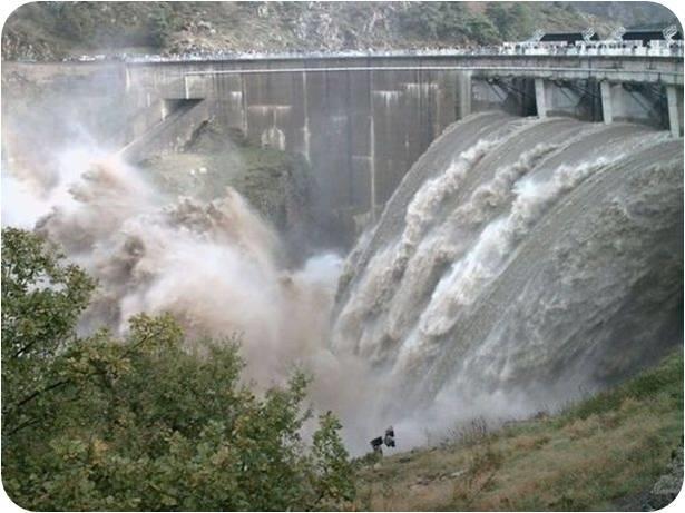 FLOODS : NEEDS AND HYDROMETRIC ISSUES Safe production of electricity during