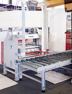 MAGAZINE FOR EMPTY PALLETS: FITTED WITH ROLLER FOR TRANSFER TO FILLING AREA.