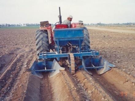 MAIZE: BED AND FURROW SOWING 35 Bed and Furrow Former: is used to form beds and furrows in