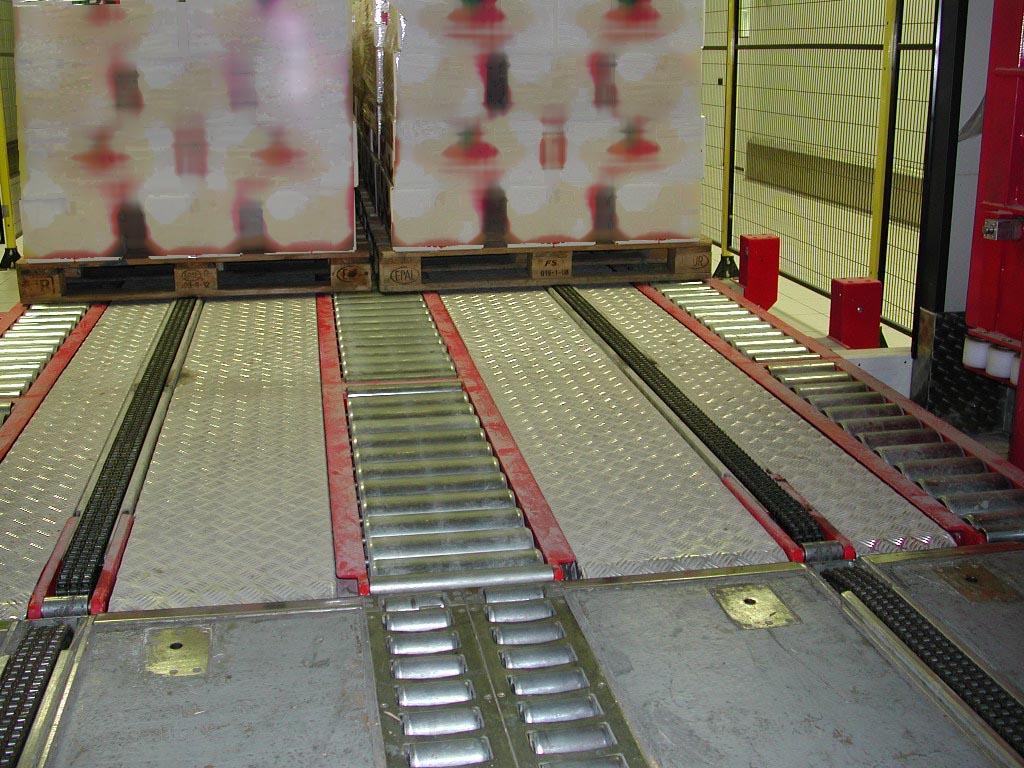 A photocell safety barrier is foreseen to protect the door from the load. A traffic light put outside can show the current door positions as well as the trailer properly docked: (above).