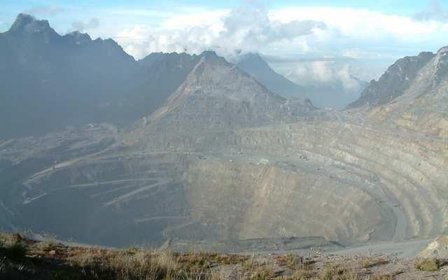 2 Rio Tinto, London Mine Grasberg in Indonesia (gold, copper) Open pit mine Going back to an old mine in Spain, the British Australian Rio Tinto group looks back upon 100 years of company history.