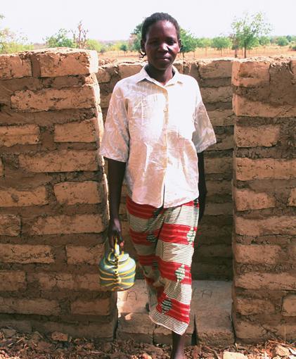 Photo: WaterAid/Suzanne Porter Leader-led total sanitation Making dignity affordable to poor communities in Burkina Faso Introduction Every day, in many villages across Burkina Faso, extreme poverty
