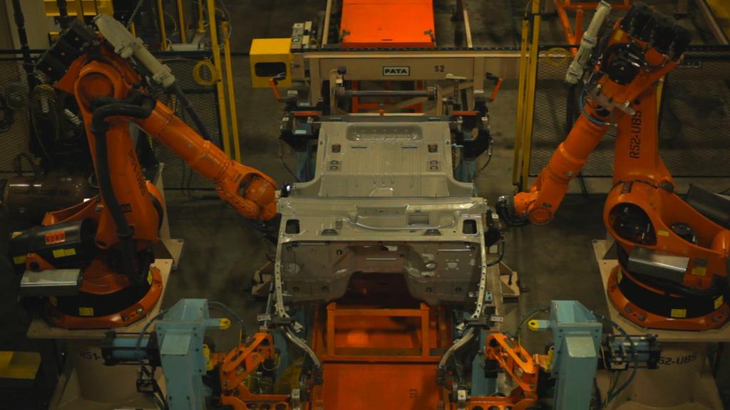 KUKA Creating a connected factory Objectives Build a factory that meets demand for one of the world s most iconic vehicles, the Jeep Wrangler.