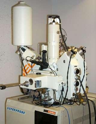 JEOL JXA-8200 Superprobe 3 Liquid nitrogen for EDS Electron gun Electron beam column Energy dispersive X-ray spectrometer (EDS) Optical