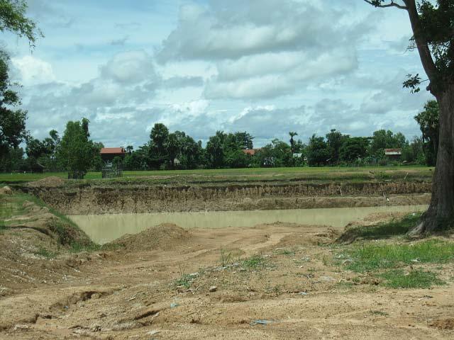 Landfill in rice paddy (SR) High risky landfill: waste is dumped into a