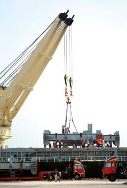 Mobile cranes and crawler cranes: Only crawler cranes are allowed to drive with the load on the hook.