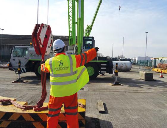 // COURSES // TARGET DELEGATES The Slinger/Signaller course is aimed at anyone who is required to undertake slinging and signalling for the movement of loads using lifting equipment.