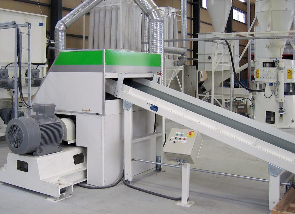 On small capacity lines the impurities are separated manually. On large capacity lines the raw material has already been purified and baled, and the paper bales are fed onto the conveyor.