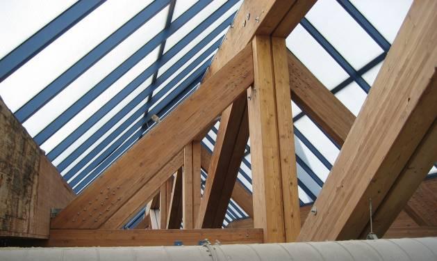 The diagonals in the outmost field of the trusses are reinforced with flat-bar steels. The secondary system between the main trusses consists of triple span beams at a distance of 5.7 m.