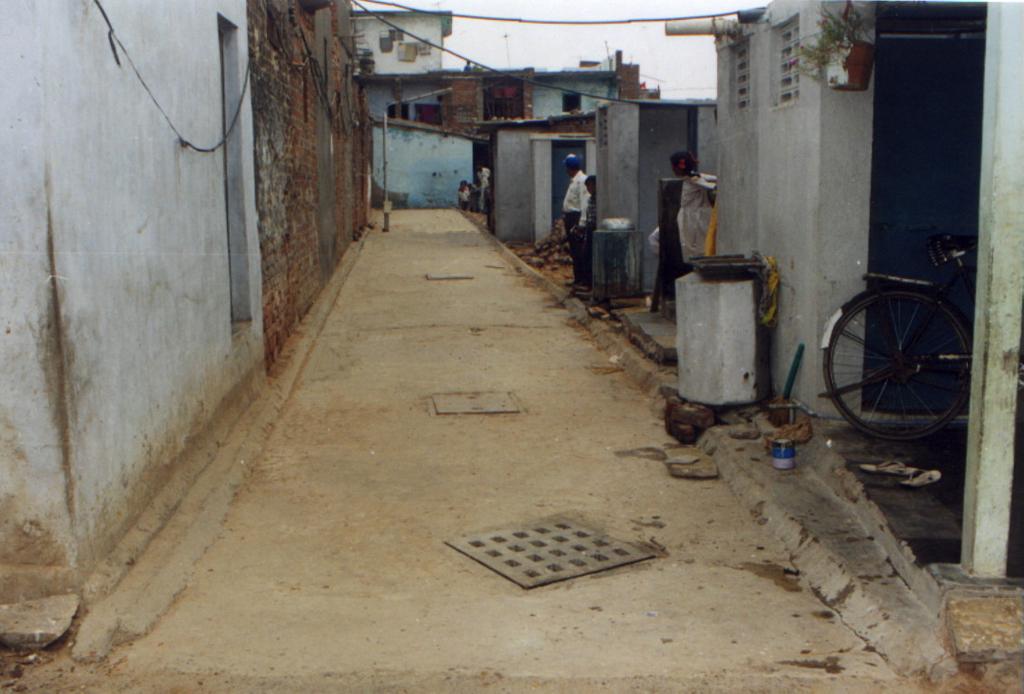Case Study: Sum Eectrification in Ahmedabad, India Ahmedabah Eectricity Company AEC and two oca NGOs have impemented a piot sum eectrification project in an informa settements.